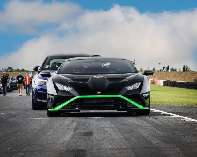 Supercar Sunday in aid of Air Ambulance NI. What a spectacular show of cars, all for a great cause.
#sundaybest #supercars
#supercartrackdays #trackdays #charity #ferrari #charleshurstferrari #porsche #senna #ferrarif40 #mclarensenna #bmwcompetition